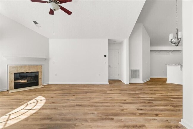 Foto del edificio - 1305 Village Ln