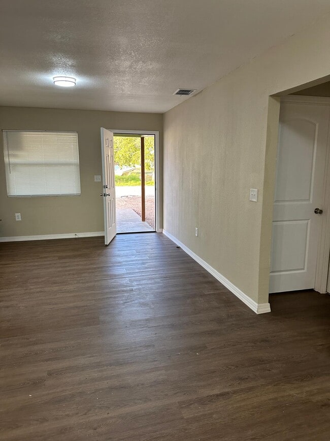 Foto del edificio - 825 Booker Ave