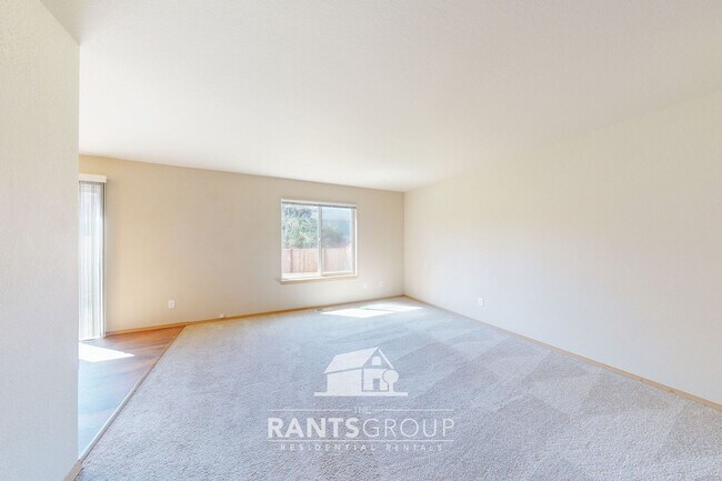 Foto del edificio - 7043-7045 Lazy Ct SW