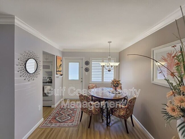 Building Photo - 2207 Sunset Dr