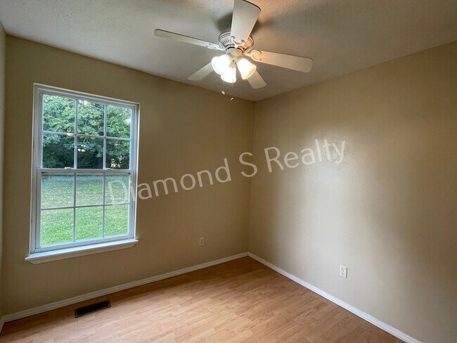 Foto del edificio - 3 Bedroom Duplex Available!