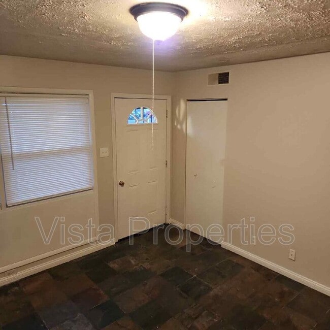 Building Photo - 5019 Yew Ln