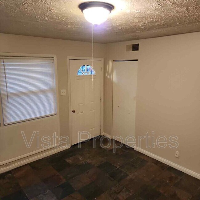 Foto del edificio - 5019 Yew Ln