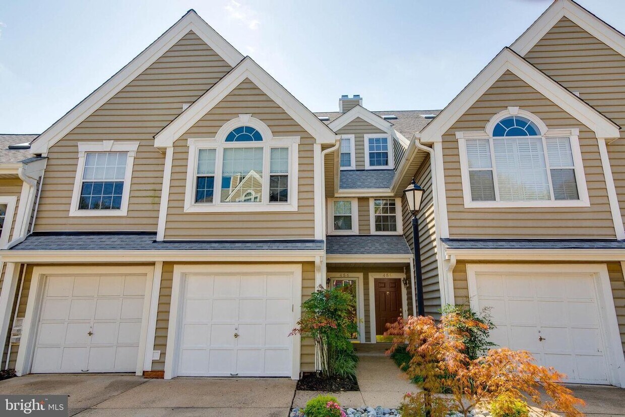 Stunning 2 bedroom and 3 Bathroom Townhome Style Condo / w Pool - Stunning 2 bedroom and 3 Bathroom Townhome Style Condo / w Pool