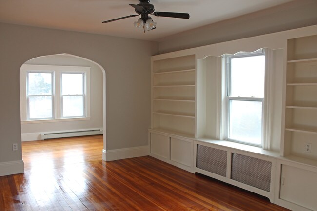 Living room/Dining Room - 19 Davis Rd