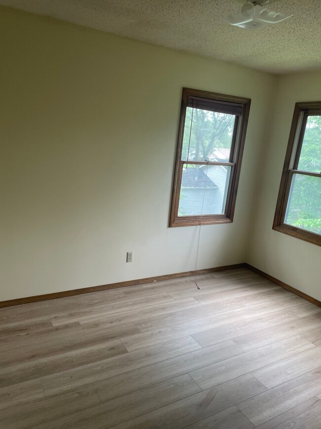 Building Photo - 403-405 S 8th Ave