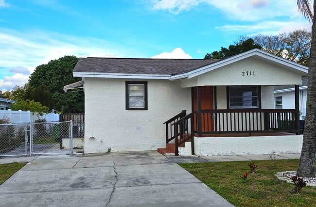 Building Photo - This stunning 3-bedroom, 1.5-bathroom hous...