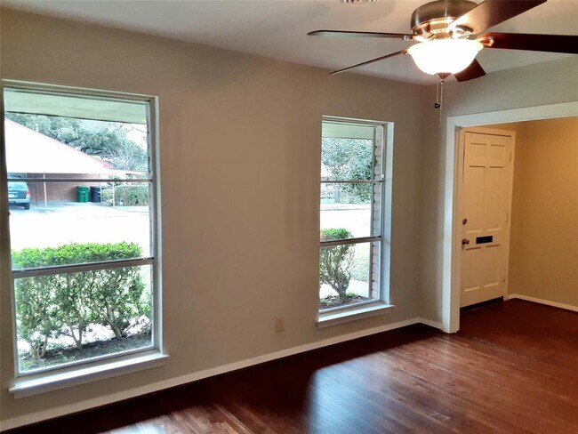Foto del edificio - 9507 Weatherwood Dr