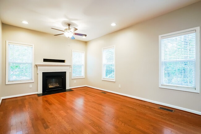 Foto del edificio - 146 Willowbrook Cir