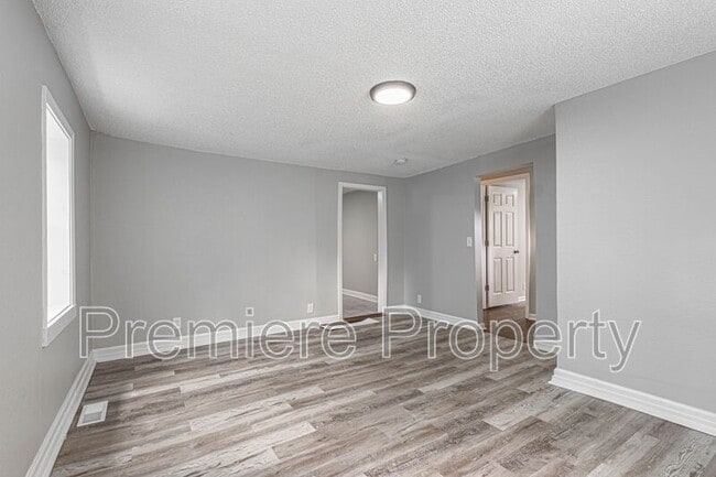 Building Photo - 700 S Savage St