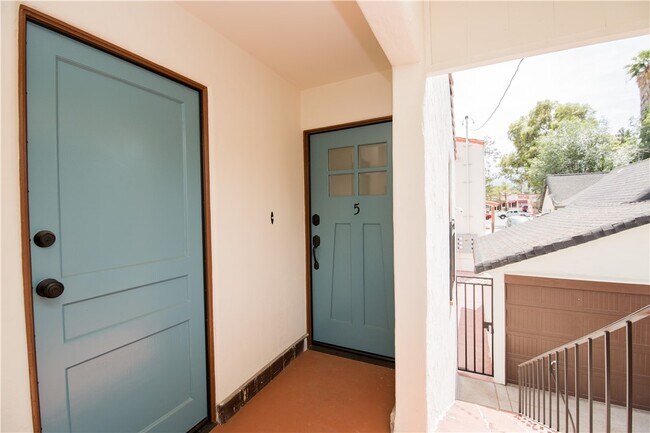 Building Photo - 711 W 6th St