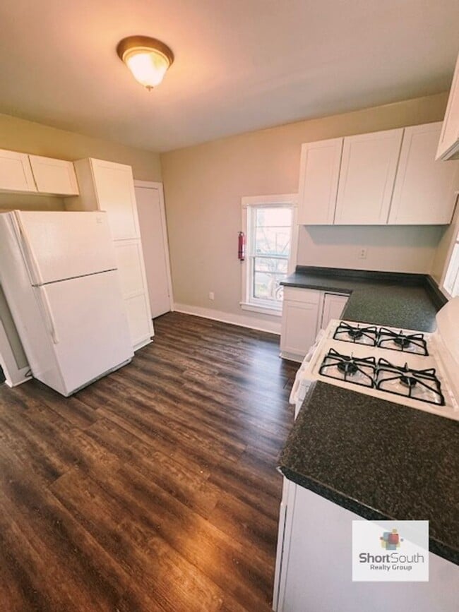 Building Photo - Updated 2 Bed 1 Bath home on the SE side