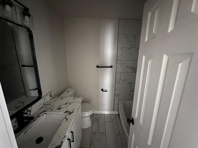 Building Photo - 1410 W Braker Ln