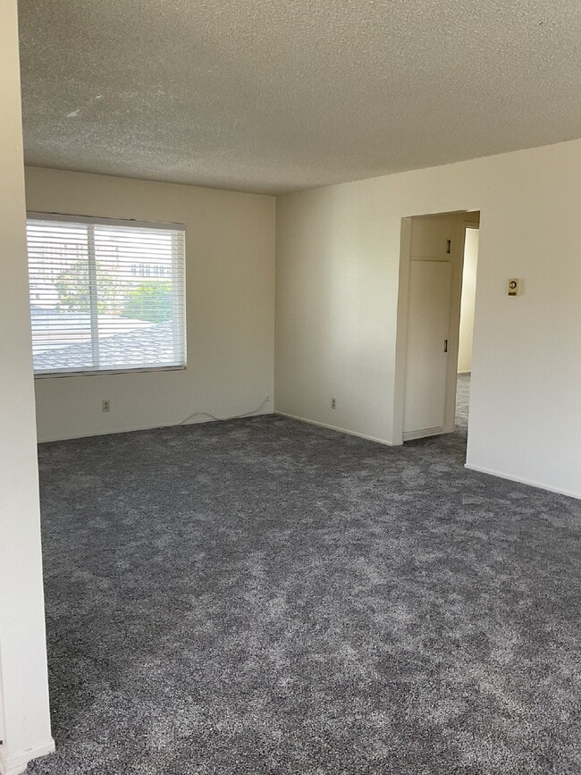 Building Photo - "Charming 2-Bed Oasis in Ventura – Cozy 90...