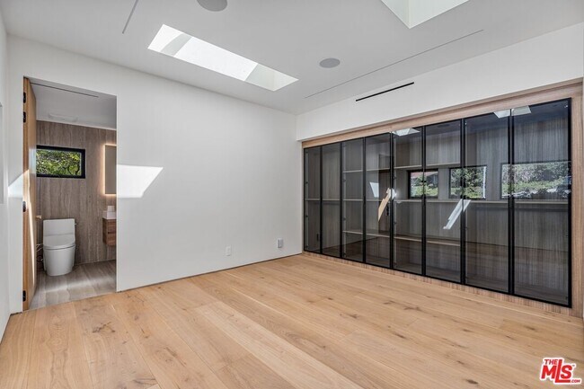 Building Photo - 2501 Banyan Dr