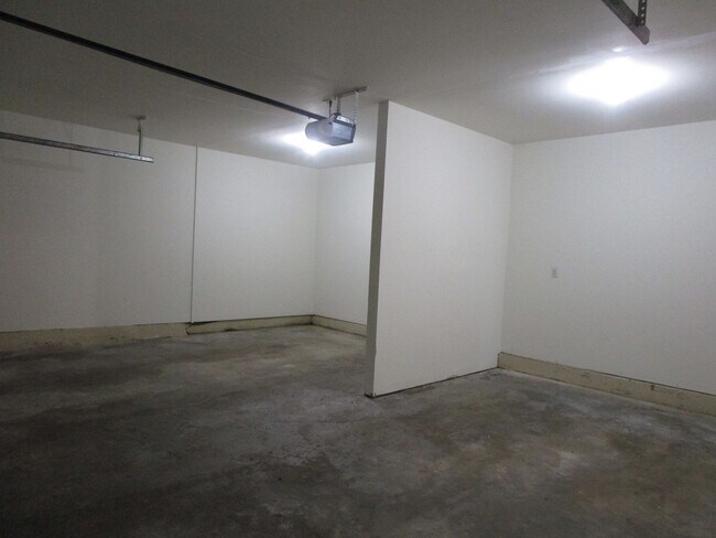 Building Photo - 5004-5006 Betty Jean Way