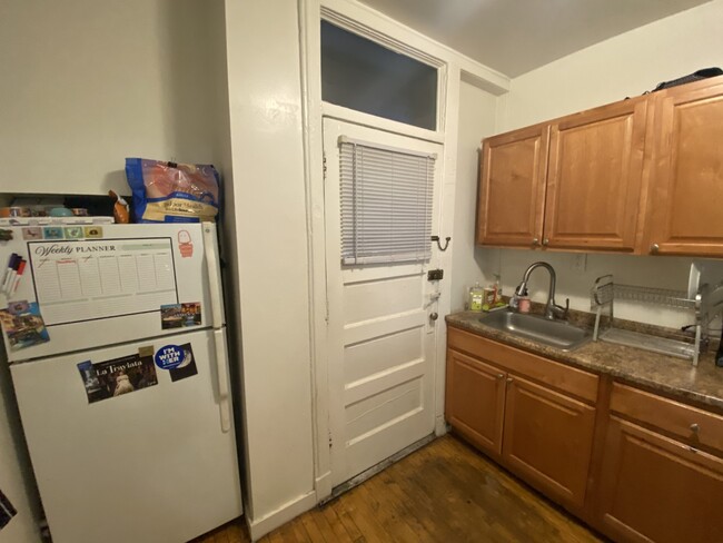 Foto del edificio - 3740 N Pine Grove Ave