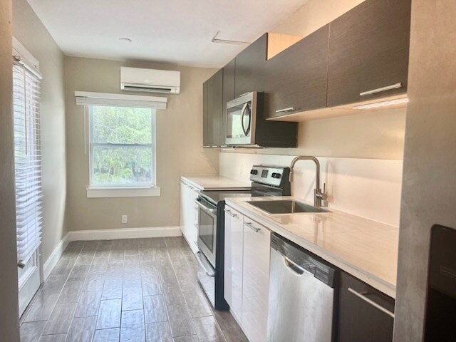 Building Photo - 1625 NE 3rd Ct