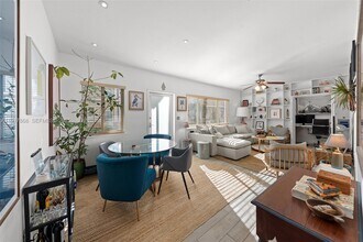 Building Photo - 1120 Venetian Way