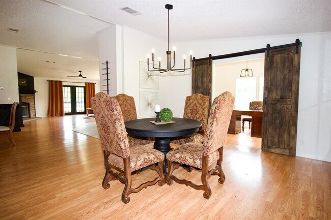 Foto del edificio - 42857 Henson Rd