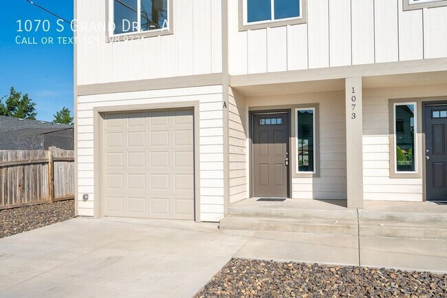 Building Photo - 3 Bed, 2 Bath Duplex! Includes WSG