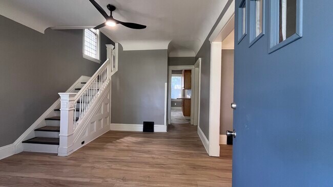 Vestíbulo de entrada con escaleras que conducen al dormitorio y al comedor contiguo. - 2366 E 85th St