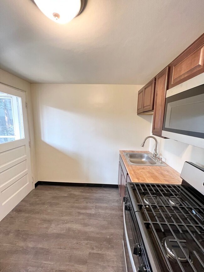 Foto del edificio - Newly Renovated 2 Bed, 1 Bath in Swissvale- Water/Sewage & Gas Included in Rent - Available Now!