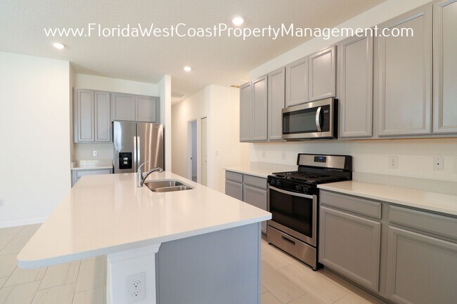 Foto del edificio - OUSTANDING SEMI FENCED! 3 BEDROOM/2 BATH HOME IN EAVES BEND! ARTISAN LAKES PALMETTO!