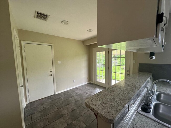 Building Photo - 3510 Roanoke Dr
