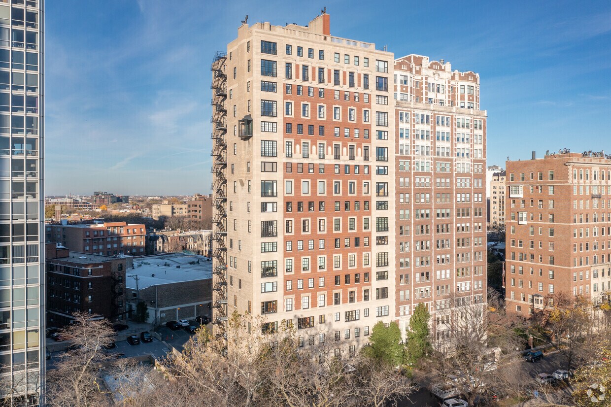 Primary Photo - 2430 N Lakeview Ave