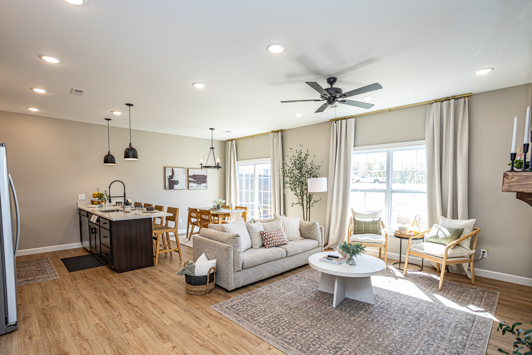 La sala de estar se combina con la cocina y el comedor para crear un plano de planta espacioso y abierto. - 110 Sierra Cir