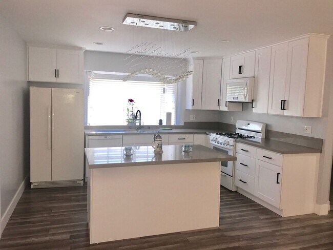 Foto del edificio - Stunning North Hills Home Completely Redone