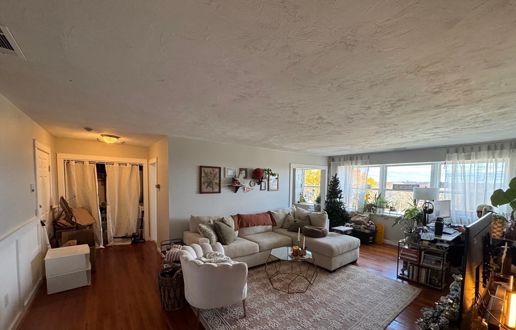 Primary Photo - 21 Middlesex Ave