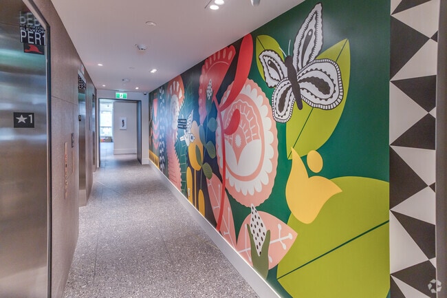 Lobby Photo - Comma King George