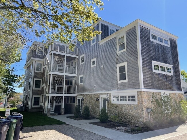 Building Photo - 324 Front St