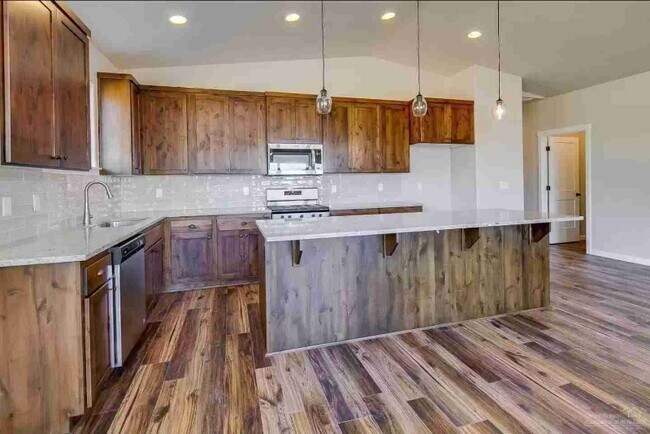 Building Photo - 629 NW Rimrock Dr