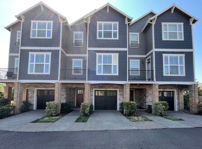 Foto del edificio - Happy Valley Townhome! 2Bed + Den/Office w/ 2.5 Bath ~ Garage, Washer/Dryer ~ Convenient to PDX A...