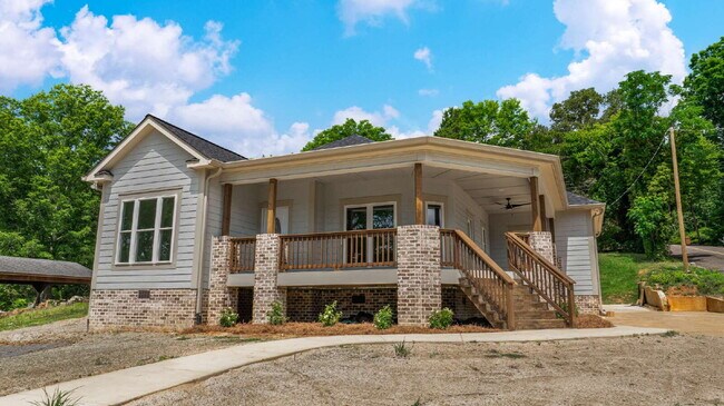 Foto del edificio - "Brand New 3-Bed, 3-Bath Retreat with Modern LVP Flooring in the Heart of Fort Payne!"