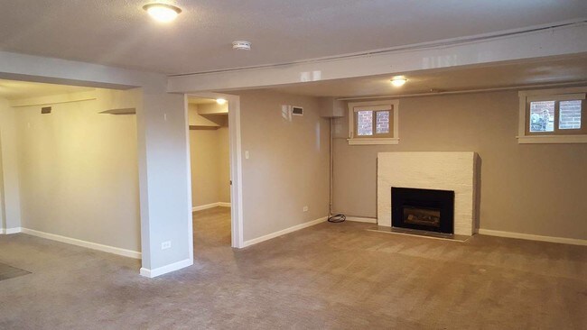 Large, bright & open living room. - 1031 Monroe St