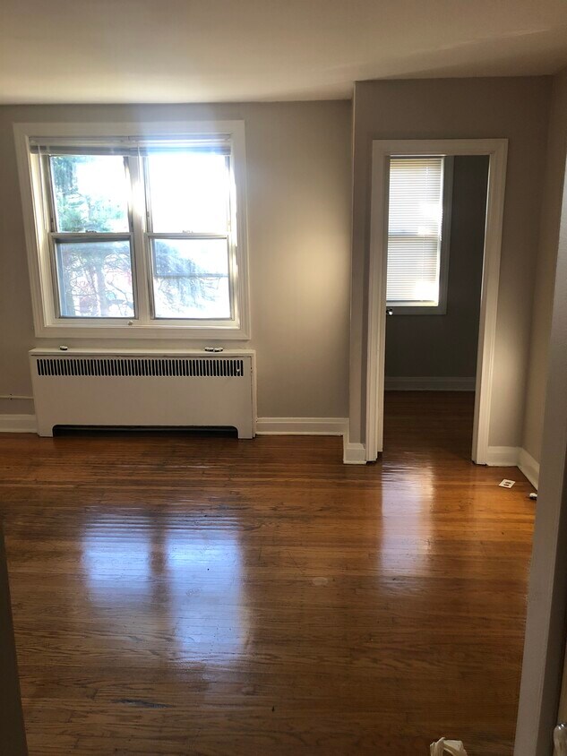 Living room feature half bed/study - 6255 N 5th St