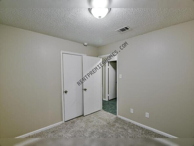 Foto del edificio - 705 Charlotte Cir