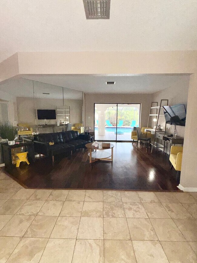 Building Photo - Stunning Furnished Pool him on Accessible Canal