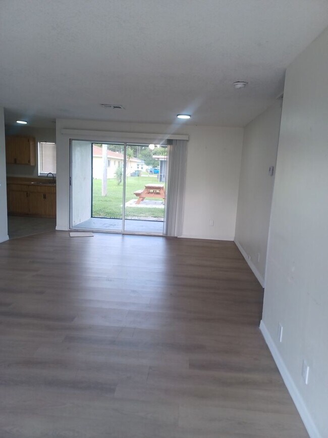 Foto del edificio - 937 SE 23rd Pl