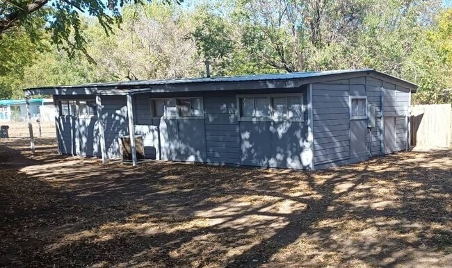 Foto del edificio - 2441 N Oswego Ave