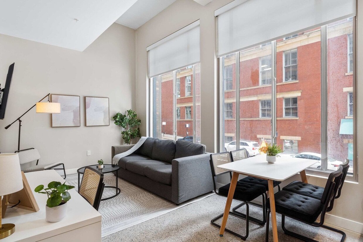 Foto principal - 205 W 4th St