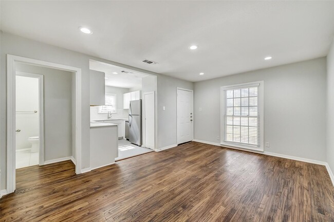 Building Photo - 1131 S Davis Dr