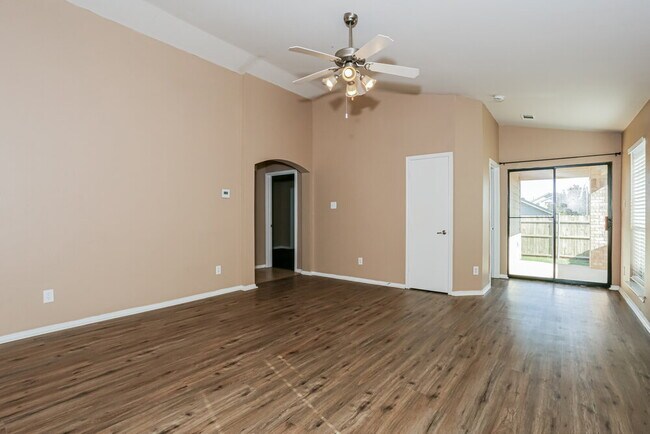 Foto del edificio - 6440 Regina Dr