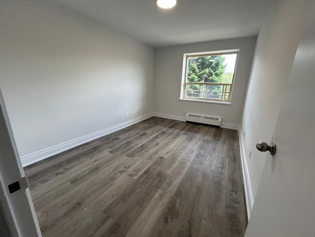 Building Photo - Maple Avenue