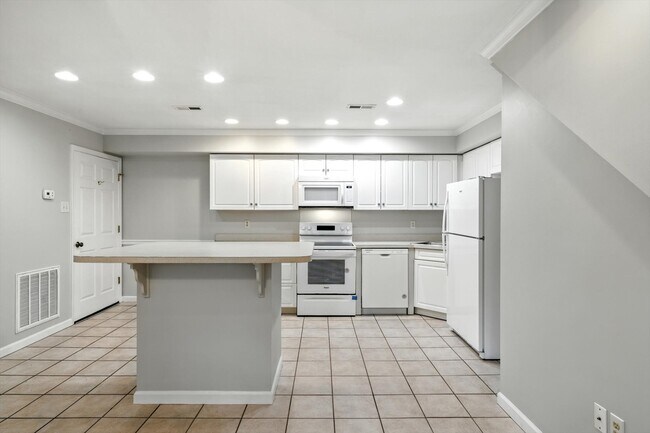 Foto del edificio - 2710 Hodge Rd