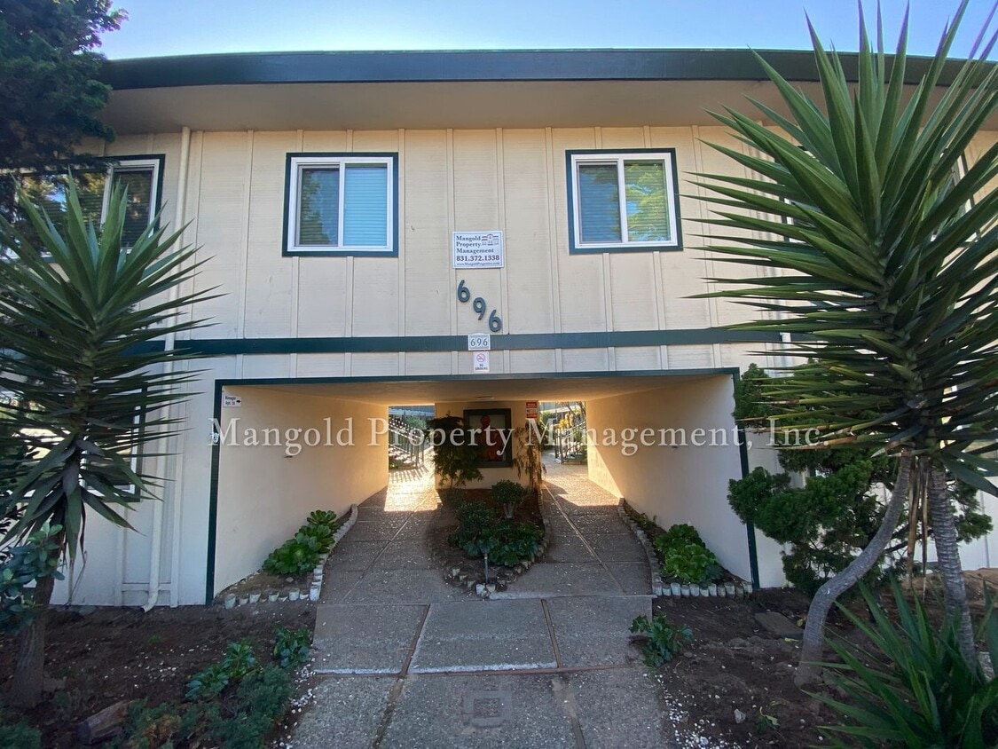Building Photo - 696casa